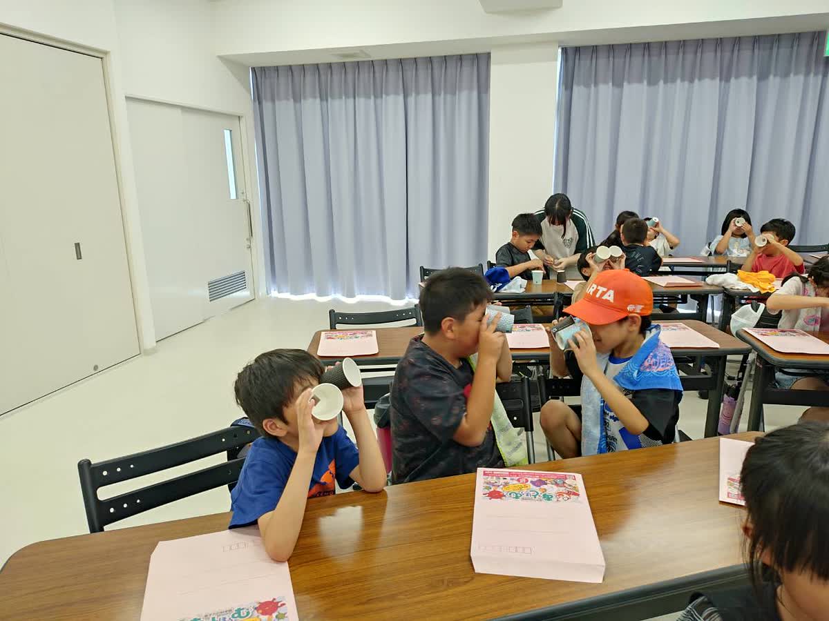 北日野自治振興会 紙コップの万華鏡をのぞく子どもたち