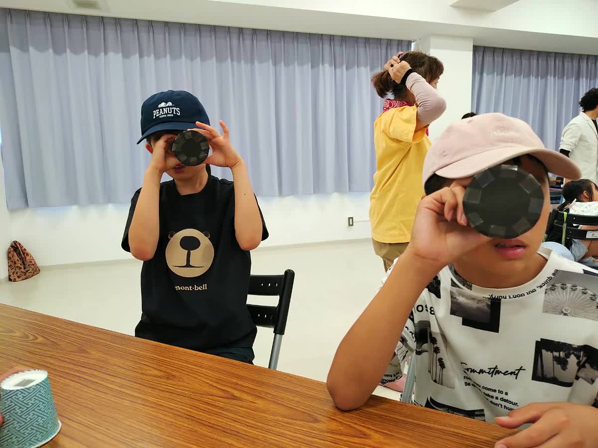 北日野自治振興会 完成した万華鏡を楽しむ子どもたち