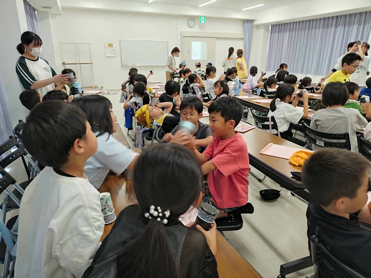 北日野自治振興会 万華鏡を見せ合う子どもたち