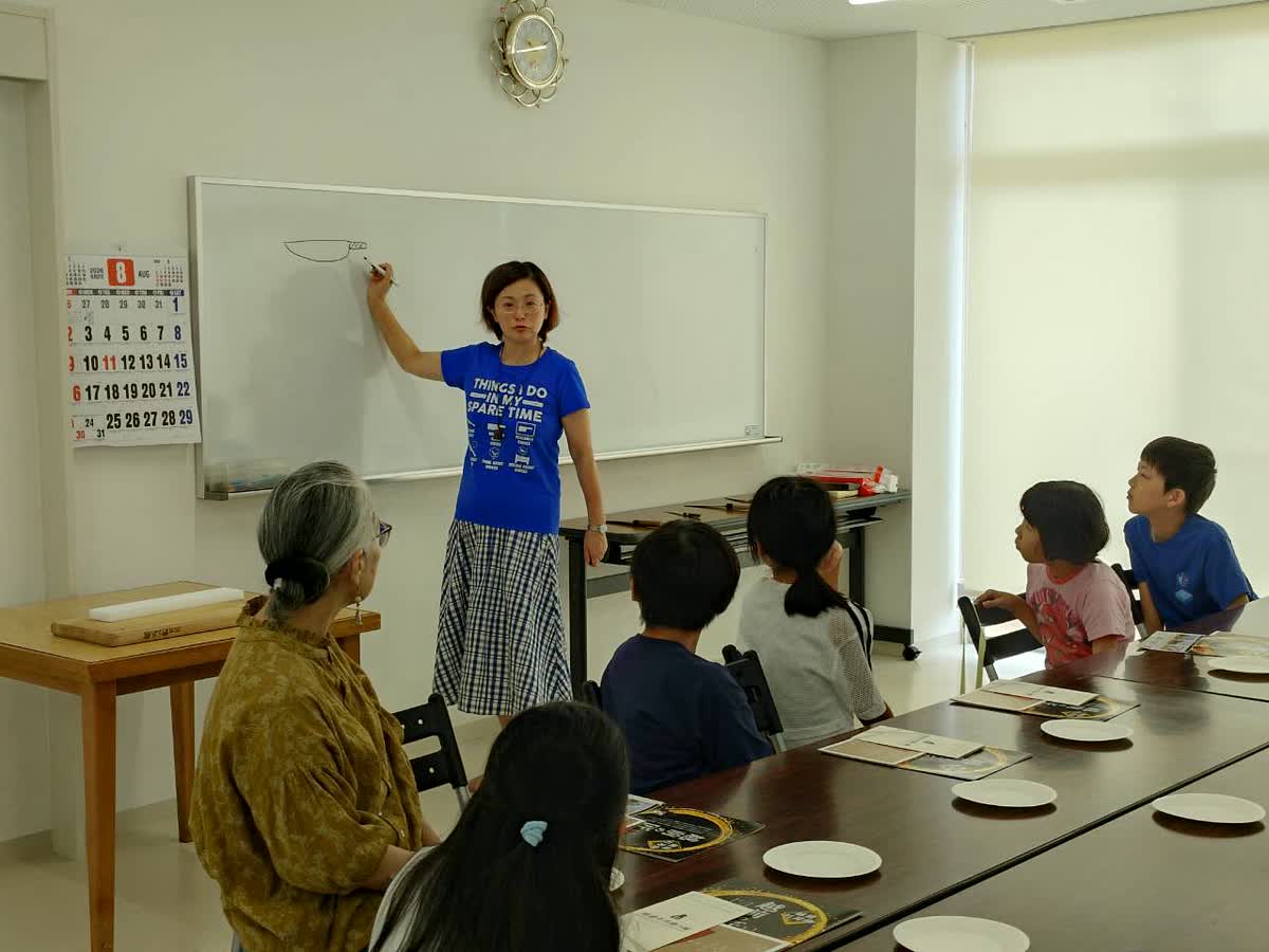 北日野自治振興会 越前打刃物の種類や歴史を学ぶ様子