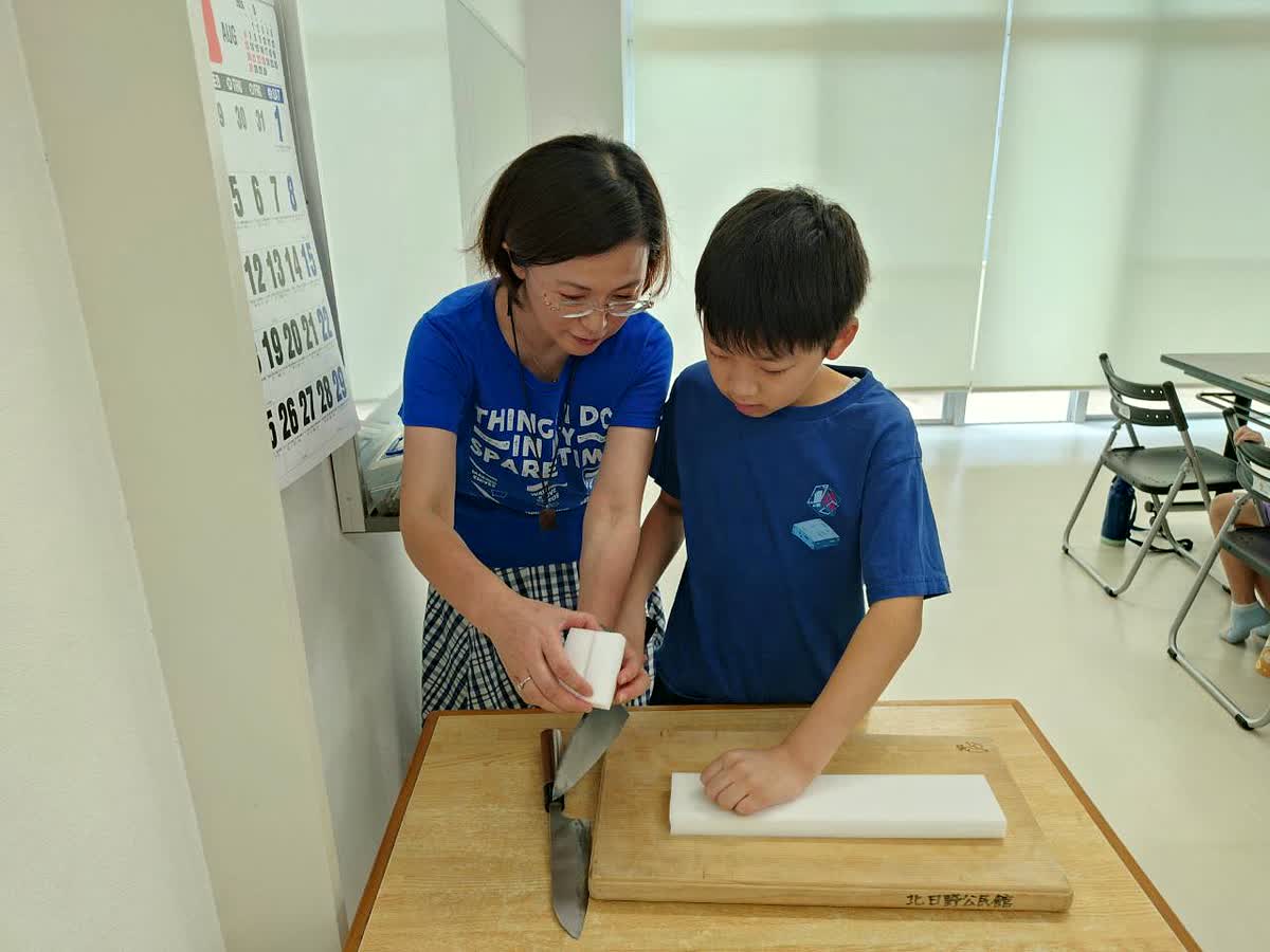 北日野自治振興会 三徳包丁でスポンジを切る体験