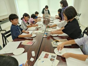 北日野自治振興会 スポンジに絵の具をつけて越前和紙に描く子どもたち