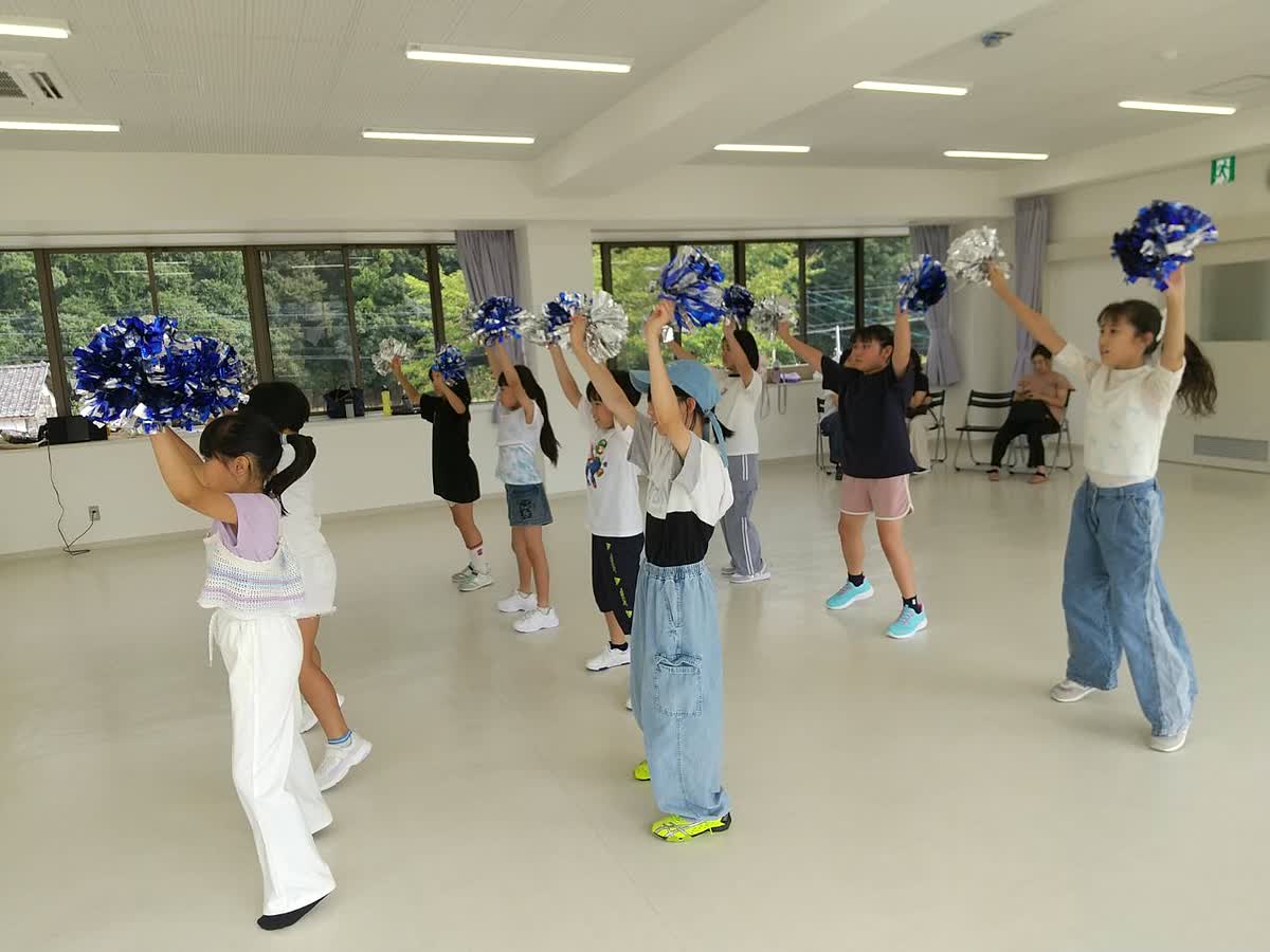 北日野自治振興会 ダンス教室でポンポンを持って踊る子どもたち