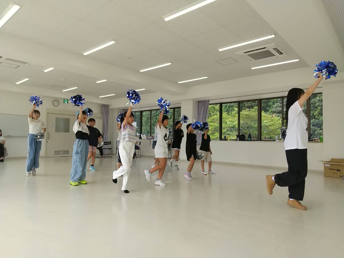北日野自治振興会 先生の振り付けに合わせて踊る子どもたち