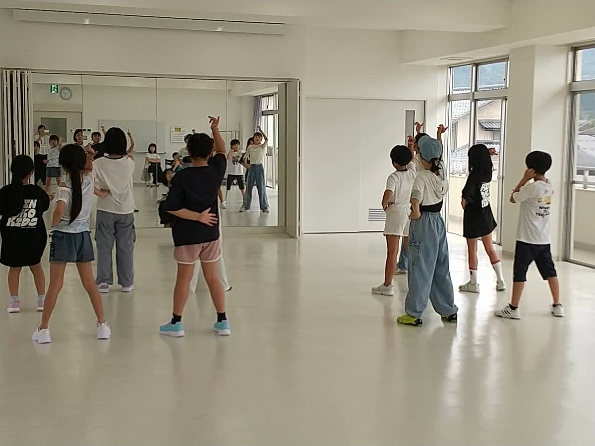 北日野自治振興会 鏡を見ながらダンスの振り付けを確認する子どもたち
