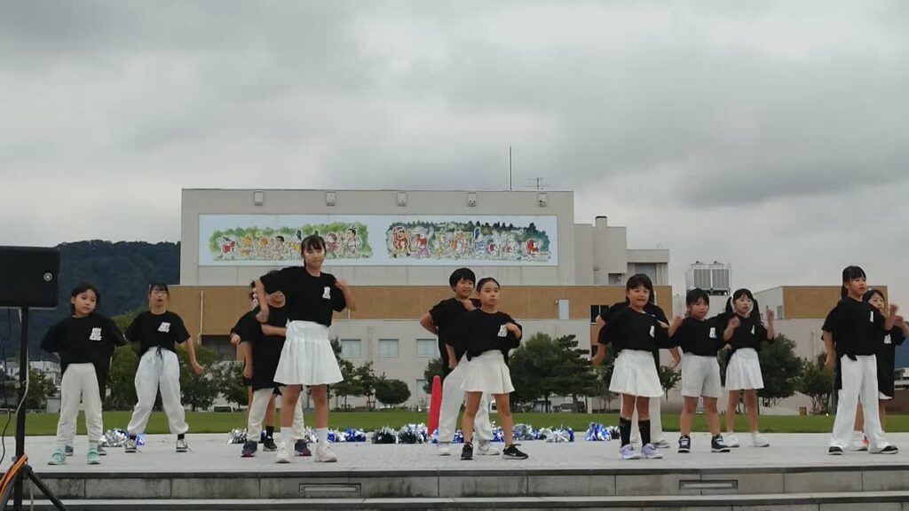 北日野自治振興会 だるまちゃん広場でダンスを披露するひのっこkids