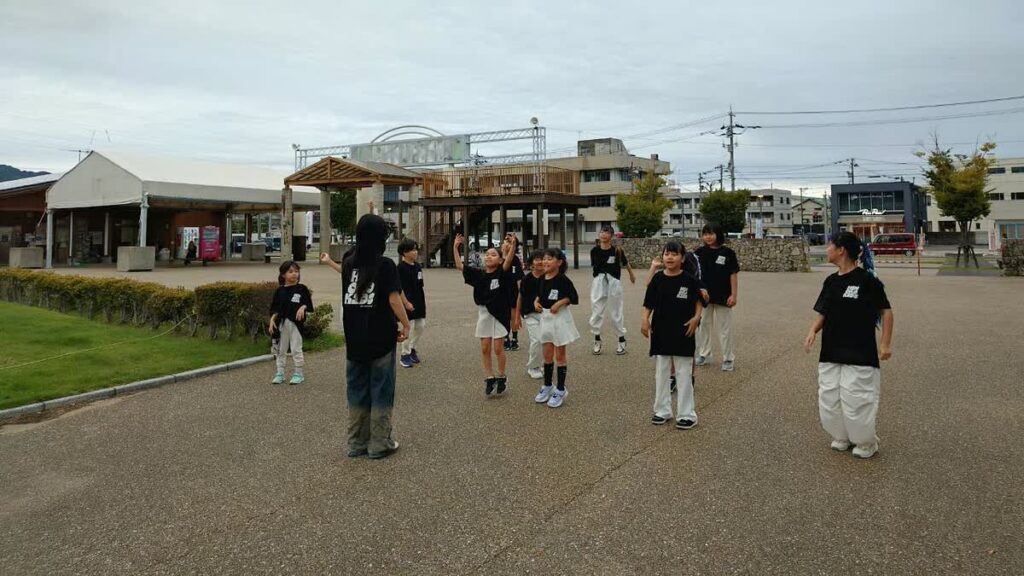 北日野自治振興会 ダンスイベント前に練習するひのっこkids