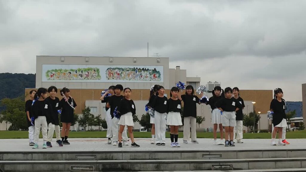 北日野自治振興会 ステージに並ぶひのっこkids