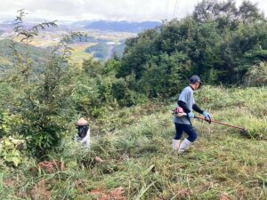 北日野自治振興会 村国山・日野山荒谷滝の整備で草刈りを行う参加者