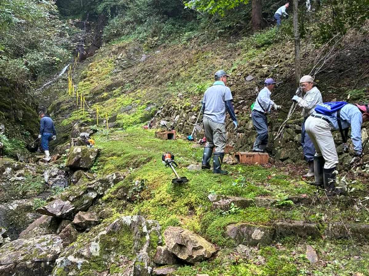 北日野自治振興会 村国山・日野山荒谷滝の整備に取り組む参加者