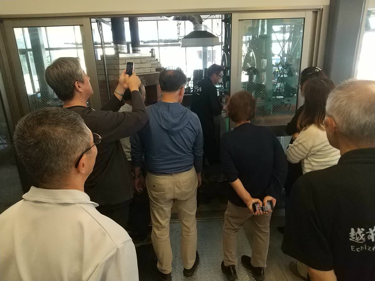 北日野自治振興会 本格手砥ぎ教室で火作り鍛造実演を見学する参加者