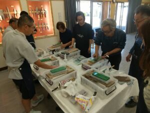 北日野自治振興会 本格手砥ぎ教室で講師から包丁の砥ぎ方を学ぶ参加者