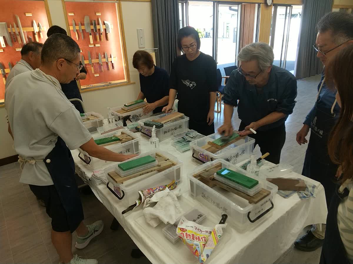 北日野自治振興会 本格手砥ぎ教室で講師から包丁の砥ぎ方を学ぶ参加者