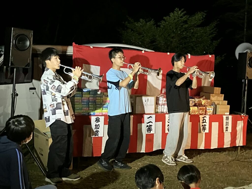 北日野自治振興会 帆山町秋祭りでトランペットを演奏する中学生・高校生