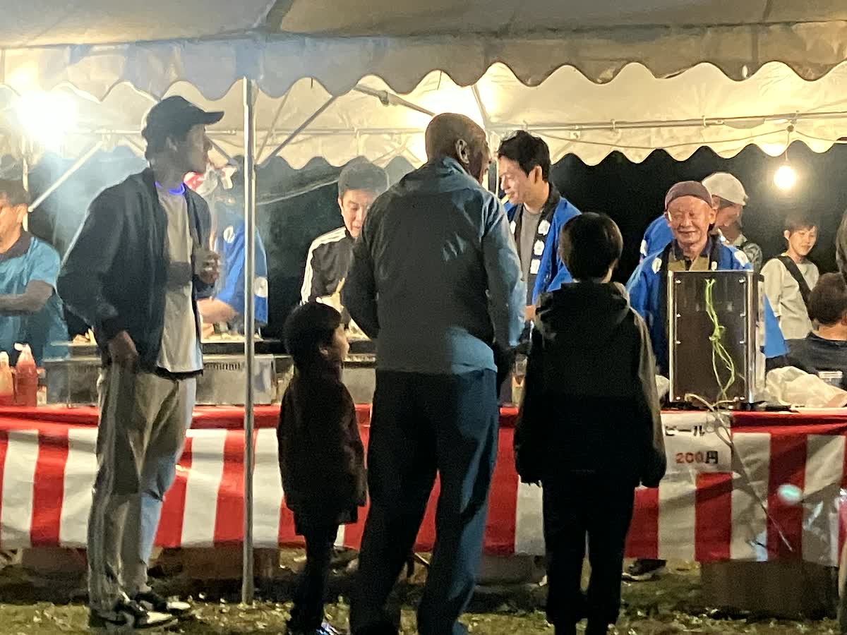 北日野自治振興会 帆山町秋祭りの屋台で交流する町民