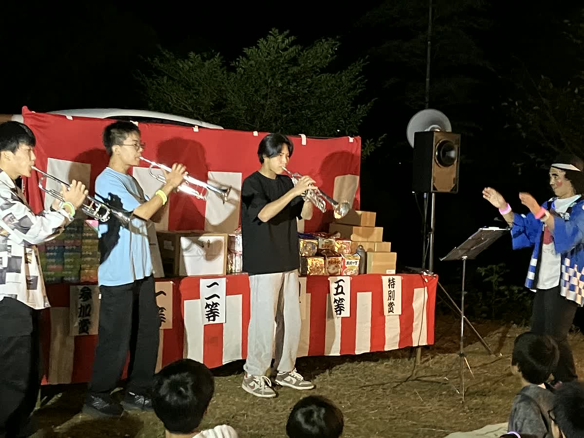 北日野自治振興会 帆山町秋祭りのトランペット演奏とピエロに扮した会長