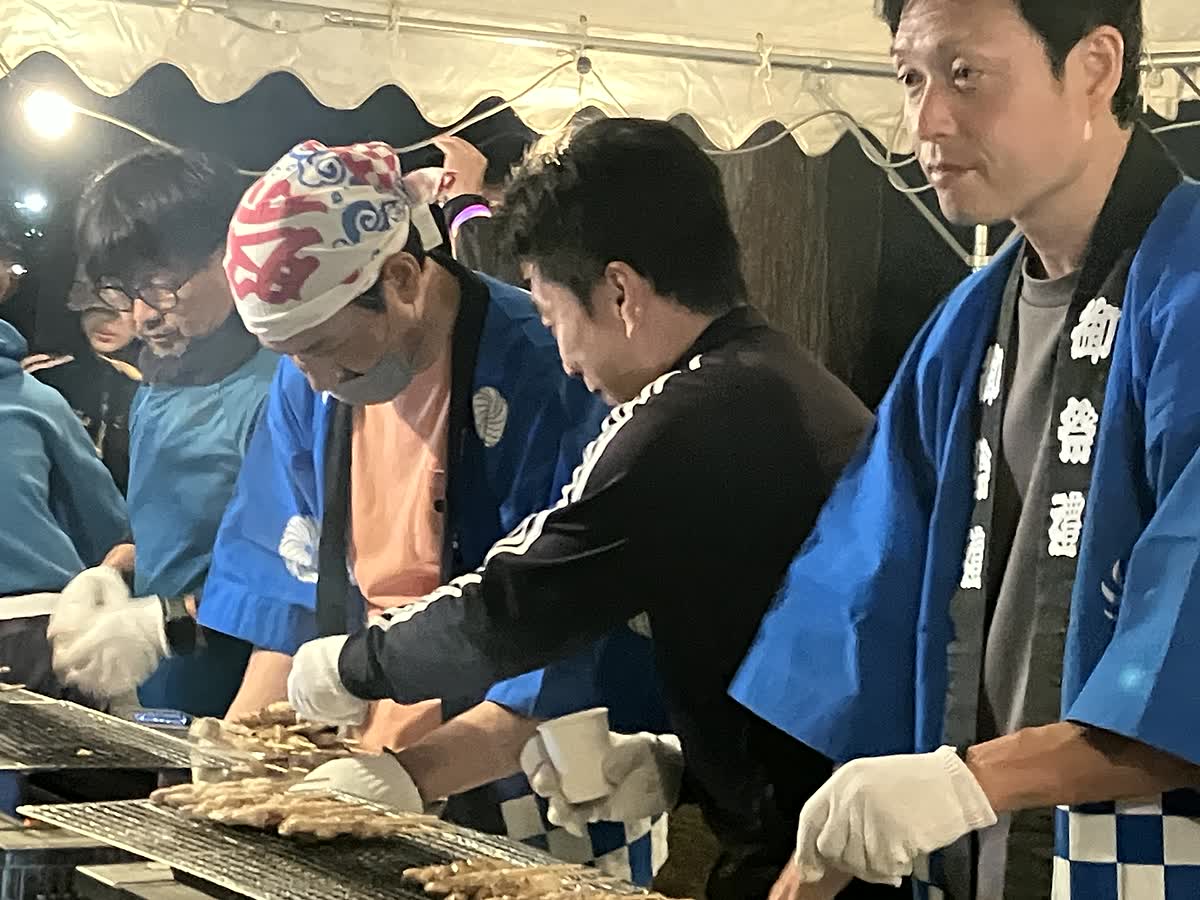 北日野自治振興会 帆山町秋祭りで焼き物を準備する壮年会の皆さん
