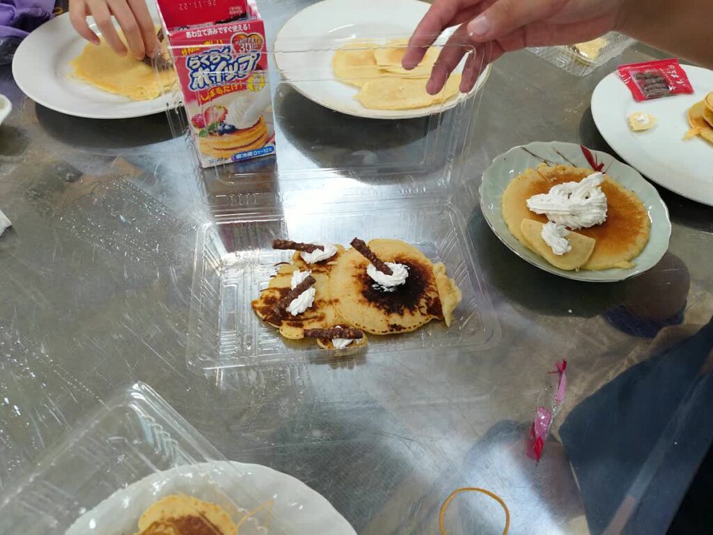 北日野自治振興会 子どもたちが生クリームやお菓子で飾った米粉のパンケーキ