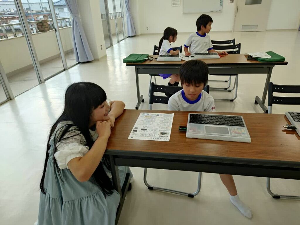 北日野自治振興会 プログラミング教室でパソコンに向かう子どもたち