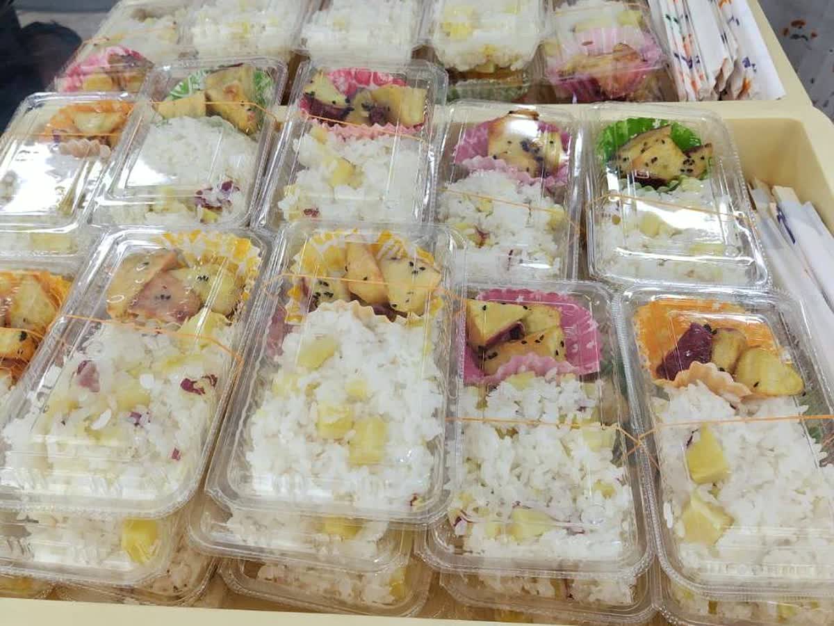 北日野自治振興会 用意されたさつまいもご飯と大学いも