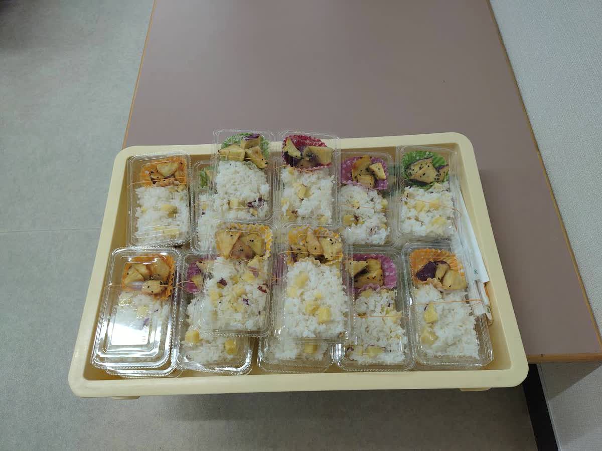 北日野自治振興会 子どもたちへ配るさつまいもご飯