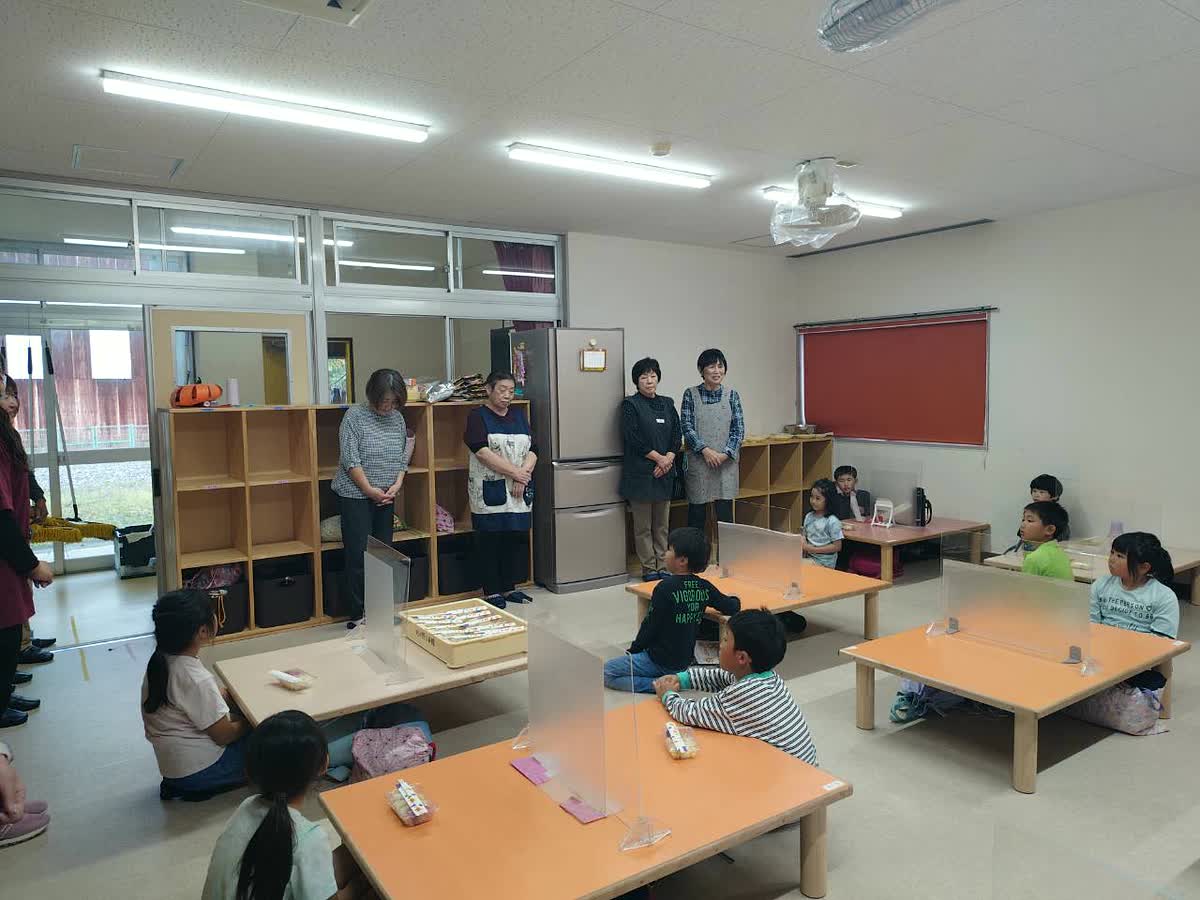 北日野自治振興会 教室で赤十字奉仕団の皆さんの話を聞く子どもたち