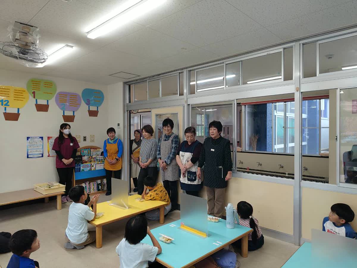 北日野自治振興会 赤十字奉仕団の皆さんと子どもたち