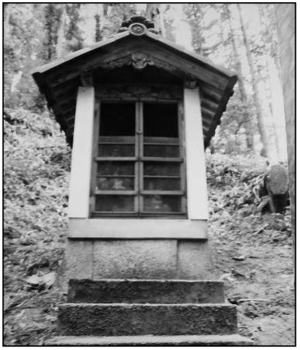 北日野地区自治振興会 葛岡町 押坂峠の地蔵尊